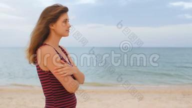 浪漫的女孩走在海滩上，年轻的女人在海边享受<strong>海浪</strong>和风的<strong>声音</strong>，概念暑假，生活